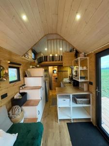 una cocina y sala de estar de una casa pequeña en Tiny House, 