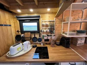 Kuchyň nebo kuchyňský kout v ubytování Tiny House