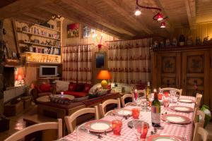 TV a/nebo společenská místnost v ubytování Chalet Mokus