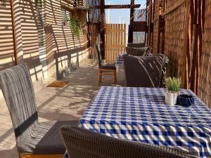 una mesa con un mantel azul y blanco a cuadros en un patio en Lord of the Dead Sea by CROWN en Neve Zohar