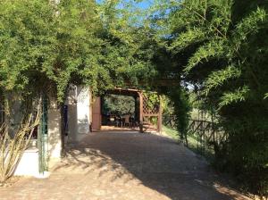 einen Eingang zu einem Gebäude mit einem Tor und Bäumen in der Unterkunft Villa Panoramica con piscina in Castelnuovo di Farfa