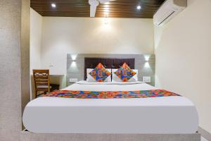 - une chambre avec un grand lit dans l'établissement FabHotel New Prince Palace, à Mumbai
