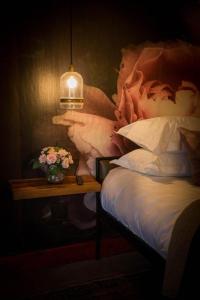 The Bohemian Guesthouse客房内的一张或多张床位