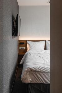 Postel nebo postele na pokoji v ubytování Pillowsopher Hongdae