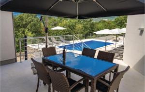 um pátio com uma mesa e cadeiras e uma piscina em Nice Home In Kastav With Wifi em Kastav
