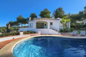 The swimming pool at or close to Entrepinos
