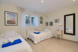 A bed or beds in a room at Entrepinos