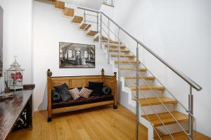 uma escada numa sala de estar com um sofá e uma escada em Business & Luxury Suite - Montè16 em Milão