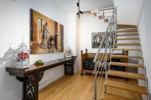 uma escada numa sala de estar com piso em madeira em Business & Luxury Suite - Montè16 em Milão