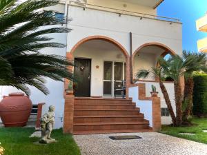 una casa con una estatua delante de ella en Al civico 28, en Santa Marinella