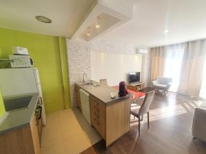 een kamer met een keuken met groene muren en een bureau bij Piso familiar Salou in Salou