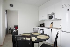 une cuisine avec une table et des chaises dans l'établissement New apartment, two bed room, free car park, à Turku
