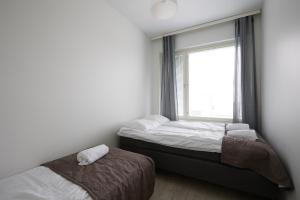 - une chambre avec 2 lits et une fenêtre dans l'établissement New apartment, two bed room, free car park, à Turku