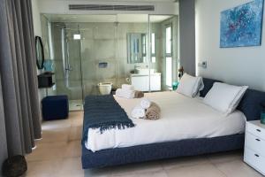 sypialnia z dużym łóżkiem z ręcznikami w obiekcie Napa Hills Seaview Villas w Ajia Napa