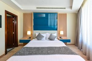 Una cama o camas en una habitación de Al Mansour Suites Hotel