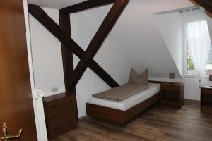 a room with a bed and two windows at Gasthof und Pension Frankenthal - garni in Gera