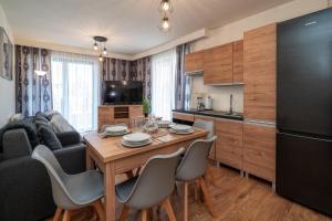 Kuchyňa alebo kuchynka v ubytovaní Resorts G Białka Tatrzańska z sauną, Sun & Snow