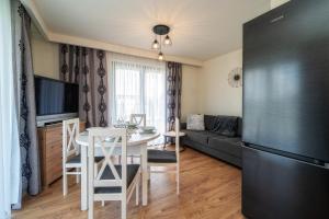 Televízia a/alebo spoločenská miestnosť v ubytovaní Resorts G Białka Tatrzańska z sauną, Sun & Snow