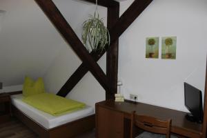 A bed or beds in a room at Gasthof und Pension Frankenthal - garni