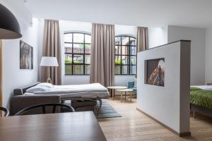 una camera d'albergo con due letti e un tavolo di The More Hotel Lund a Lund