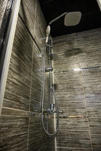 eine Dusche mit Duschkopf im Badezimmer in der Unterkunft ALEE BEYZAR Hotel in Ankara + 34 Fotos