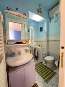 ein Bad mit einem Waschbecken und einem WC in der Unterkunft Monolocale IL GRIFO in Albisola Superiore