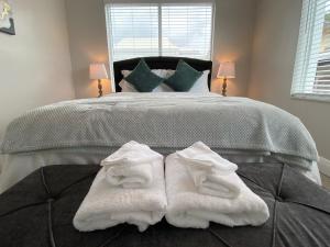 sypialnia z łóżkiem z białymi ręcznikami w obiekcie Marlins Park Suites - APT 2 - Gallo Suite w Miami