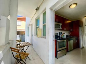 kuchnia z 2 krzesłami i kuchenką piekarnik w obiekcie Marlins Park Suites - APT 2 - Gallo Suite w Miami