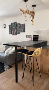 - une salle à manger avec une table et un canapé dans l'établissement Appartement avec chambre ouverte, à Bourg-Madame