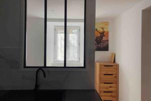 une cuisine avec un évier, une fenêtre et une commode dans l'établissement Appartement avec chambre ouverte, à Bourg-Madame