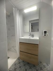 Koupelna v ubytování Appartement avec chambre ouverte