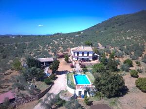 Bazén v ubytování Huerta Carrión, Finca en El Pedroso nebo v jeho okolí