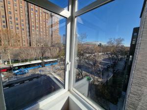 ein Fenster mit Blick auf eine Stadtstraße in der Unterkunft La Posada de El Chaflán in Madrid