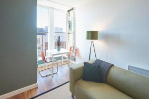 una sala de estar con un sofá y una mesa en Host & Stay - Abbey Nest, en Whitby