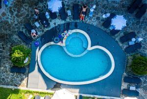 una vista aérea de una piscina en un complejo en Galaxy Hotel en Chiflik