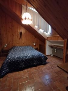 um quarto com uma cama preta num sótão em Elle house Mansarda em Rocca di Cambio