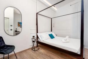 A bed or beds in a room at Nelli Rooms Via Biassa
