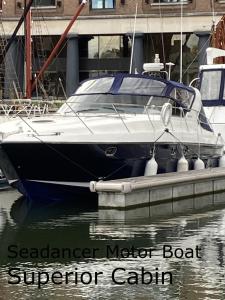 Entire Boat at St Katherine Docks 2 Available select using room options في لندن: يتم رسو قارب في الماء في ميناء