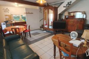 - un salon avec un canapé et une table dans l'établissement 4 bedroom villa 80 metres from sea, free onsite parking, à Argelès-sur-Mer