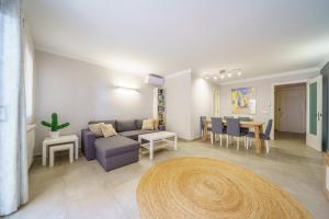 - un salon avec un canapé et une table dans l'établissement HomeHolidaysRentals Liberty - Costa Barcelona, à Pineda de Mar