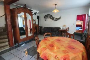 - un salon avec une table et un canapé dans l'établissement 4 bedroom villa 80 metres from sea, free onsite parking, à Argelès-sur-Mer
