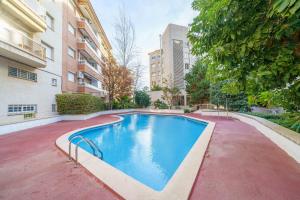 - une piscine au milieu d'un bâtiment dans l'établissement HomeHolidaysRentals Liberty - Costa Barcelona, à Pineda de Mar