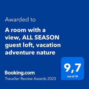 Una habitación con una habitación con vistas y un dispositivo de vacaciones ligeras durante toda la temporada en Maria GuestHouse, en Aliveri
