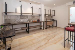 cocina grande con suelo y encimeras de madera en Diegohousesleepaway, en Vittoria