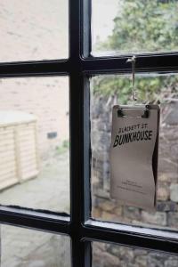 ein Fenster mit einem Schild, das Blackett st Stoßstange liest in der Unterkunft Blackett Street Bunkhouse in Leeds