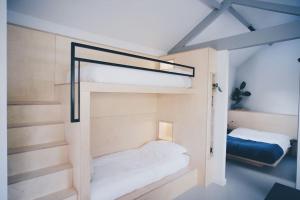 a room with two bunk beds in a room at Blackett Street Bunkhouse in Leeds