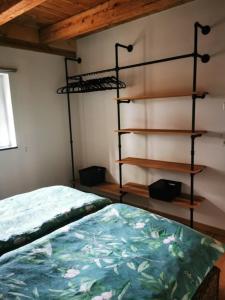 een slaapkamer met een bed en planken in een kamer bij Rösslerhof Ferienwohnung Lindele 