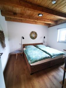 ein Schlafzimmer mit einem Bett und einer Holzdecke in der Unterkunft Ferienwohnung Lindele 