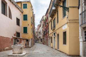 eine Gasse in einer Altstadt in Italien in der Unterkunft Venezia San Samuele in Venedig