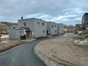 una fila de casas al lado de una carretera en Nice villa for 10 people on Styrso, en Styrsö